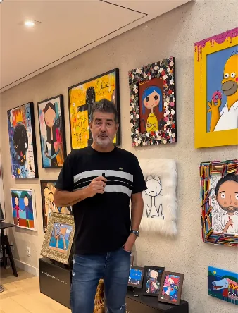 Luciano Martins no ateliê, diante das obras