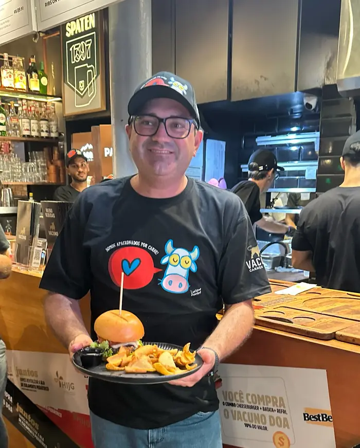 Cliente com camiseta e combo com a arte de Luciano Martins